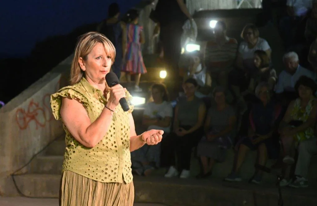 «Η Κόμισσα της Φάμπρικας» γέμισε με γέλιο το θέατρο της Κρήνης ΦΩΤΟ