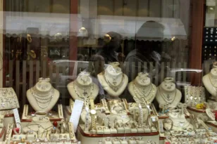 Πάτρα: Έκλεψαν κασετίνα με χρυσές καδένες 50.000 ευρώ, πώς κινήθηκαν οι δράστες