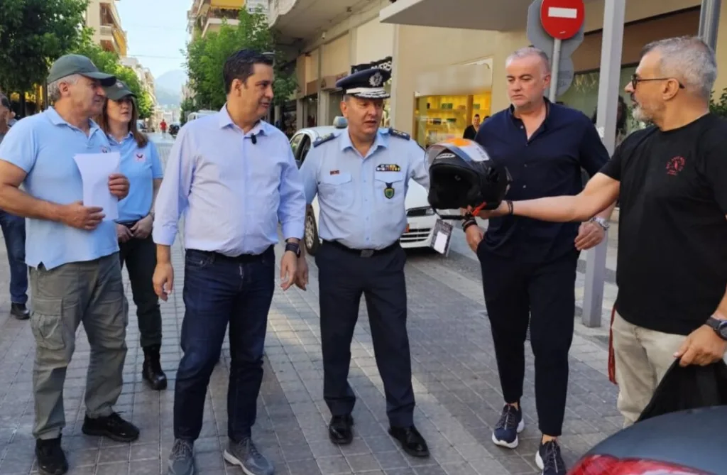 Αγρίνιο: Εκστρατεία με κοινωνικό μήνυμα, δόθηκαν δωρεάν κράνη σε δικυκλιστές