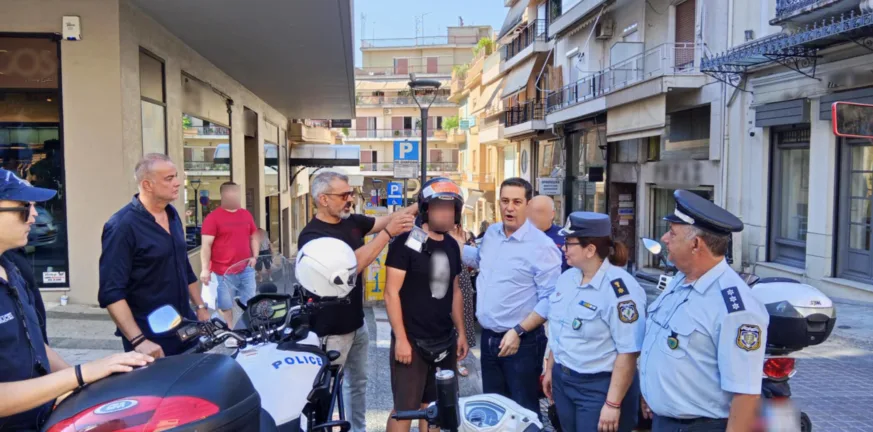 Αγρίνιο: Εκστρατεία με κοινωνικό μήνυμα, δόθηκαν δωρεάν κράνη σε δικυκλιστές Αγρίνιο: Εκστρατεία με κοινωνικό μήνυμα, δόθηκαν δωρεάν κράνη σε δικυκλιστές