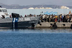 Κρήτη-Γαύδος: Μαζεύουν μετανάστες, τους πάνε στο Λαύριο κι από 'κει ξανά στη Λιβύη