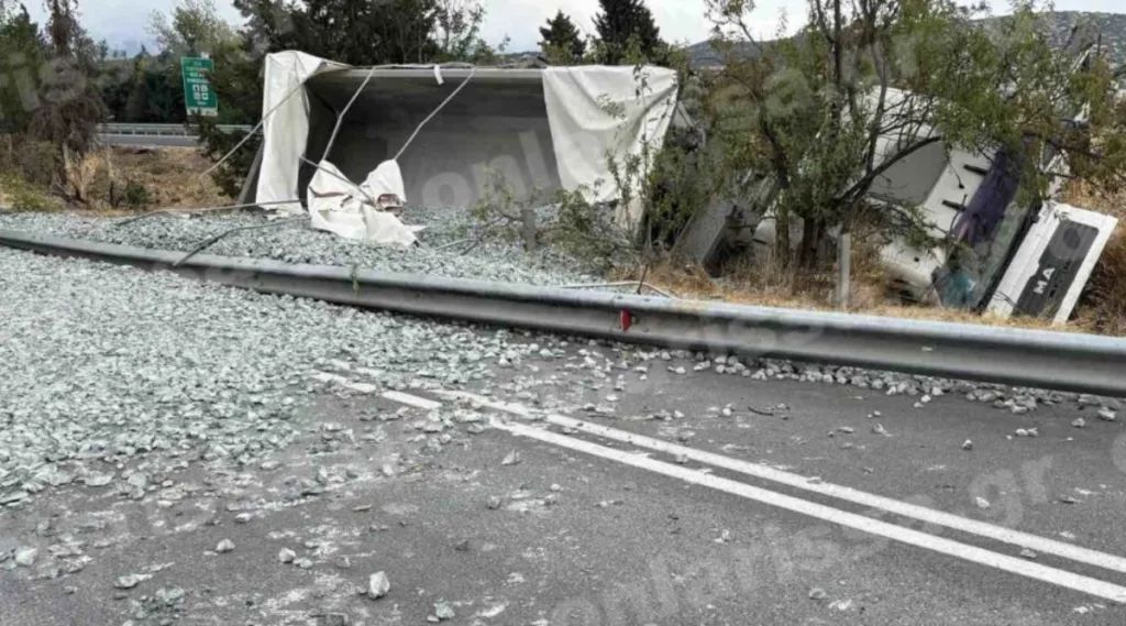 Τροχαίο στην Λάρισα: Εκτός πορείας νταλίκα κατέληξε στον παράδρομο