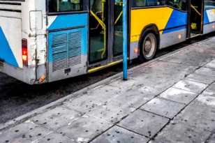 Τροχαίο στη λεωφόρο Αχαρνών: Σύγκρουση λεωφορείου με ΙΧ