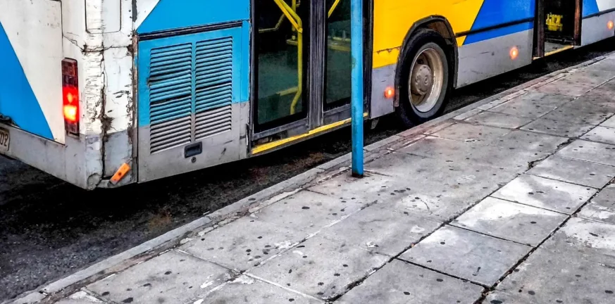 Τροχαίο στη λεωφόρο Αχαρνών: Σύγκρουση λεωφορείου με ΙΧ Τροχαίο στη λεωφόρο Αχαρνών: Σύγκρουση λεωφορείου με ΙΧ