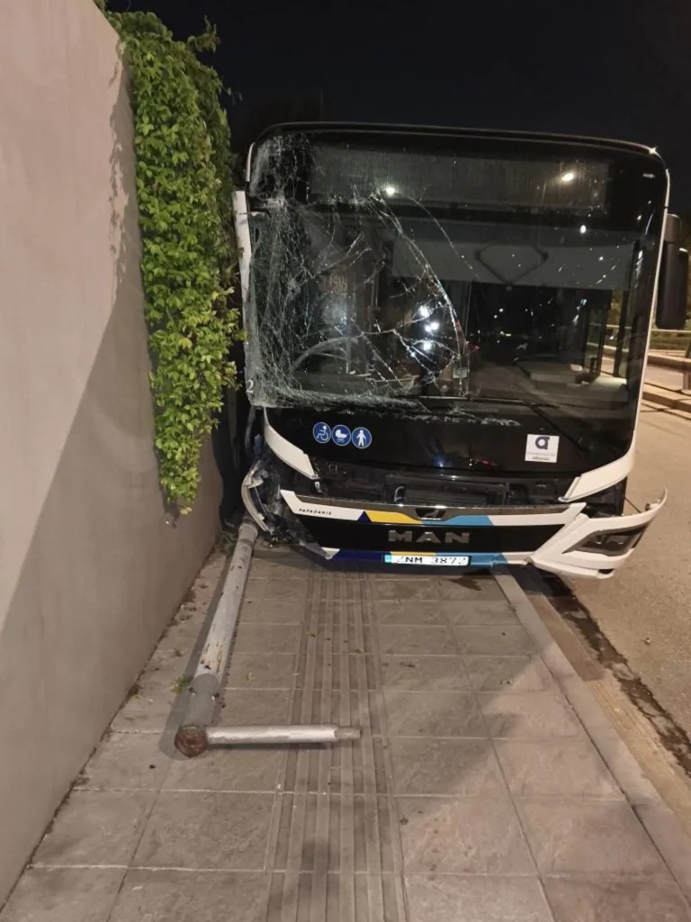 Βουλιαγμένη: Ακυβέρνητο λεωφορείο πήγαινε μόνο του για 150 μέτρα - Τι έκανε ο οδηγός ΒΙΝΤΕΟ