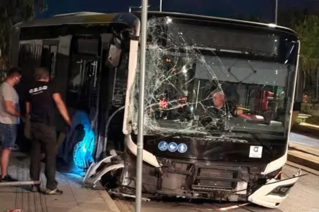 Βουλιαγμένη: Ακυβέρνητο λεωφορείο πήγαινε μόνο του για 150 μέτρα - Τι έκανε ο οδηγός ΒΙΝΤΕΟ