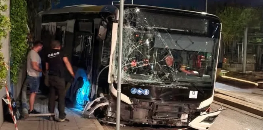 Βουλιαγμένη: Ακυβέρνητο λεωφορείο πήγαινε μόνο του για 150 μέτρα - Τι έκανε ο οδηγός ΒΙΝΤΕΟ Βουλιαγμένη: Ακυβέρνητο λεωφορείο πήγαινε μόνο του για 150 μέτρα - Τι έκανε ο οδηγός ΒΙΝΤΕΟ