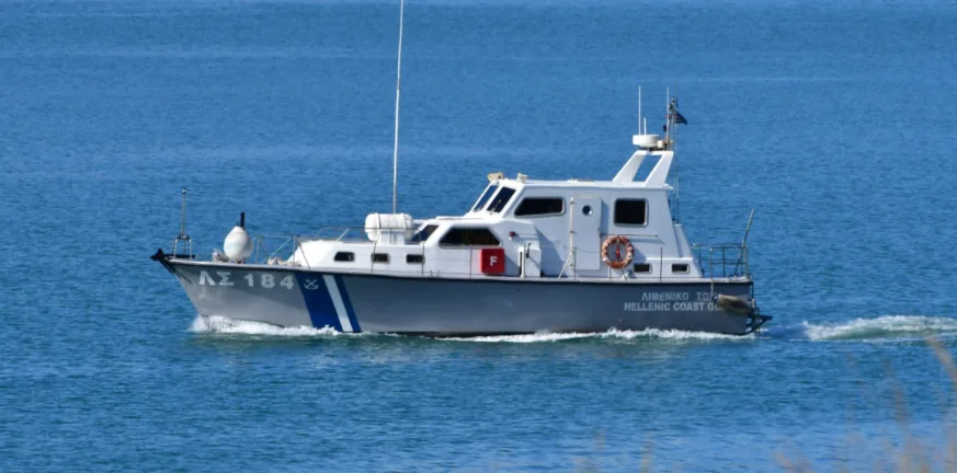 Ακυβέρνητο σκάφος στο Αίγιο, άμεση επέμβαση περιπολικού του Λιμενικού