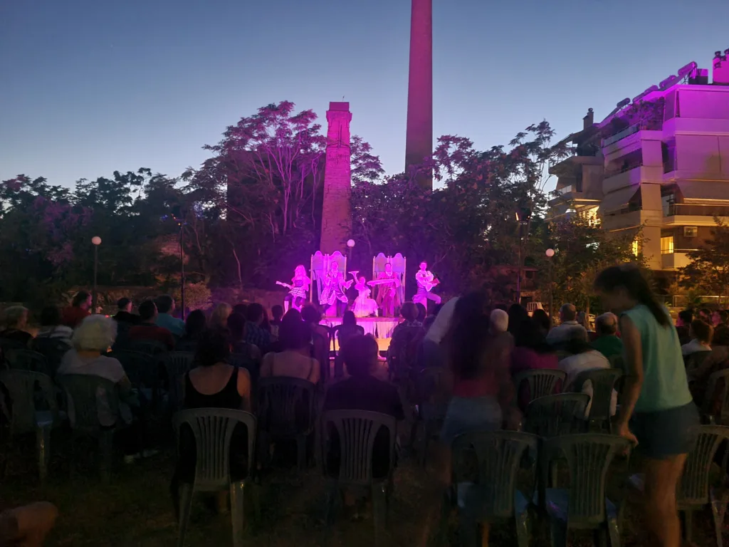 Το Άρμα Θέσπιδος ταξιδεύει ξανά: Η «Λοκαντιέρα» του ΔΗΠΕΘΕ Πάτρας συγκινεί τη Δυτική Ελλάδα