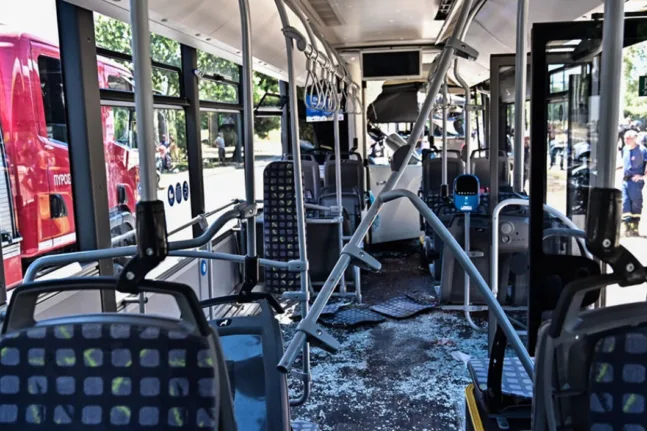 Πώς έγινε η σύγκρουση λεωφορείων στη Βούλα - Τι υποστήριξε η οδηγός του ενός οχήματος