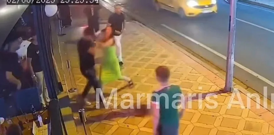 Τουρκία: Βρετανοί μπλέχτηκαν σε καβγά έξω από εστιατόριο στη Μαρμαρίδα για τον λογαριασμό ΒΙΝΤΕΟ Τουρκία: Βρετανοί μπλέχτηκαν σε καβγά έξω από εστιατόριο στη Μαρμαρίδα για τον λογαριασμό ΒΙΝΤΕΟ