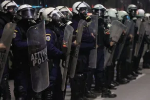 Ένταση στη Νέα Φιλαδέλφεια: Νεαροί επιτέθηκαν σε διμοιρία ΜΑΤ, τρεις τραυματίες αστυνομικοί