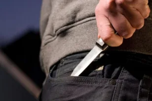 Βγήκε με κουζινομάχαιρο στον δρόμο προκαλώντας πανικό και σοκ!