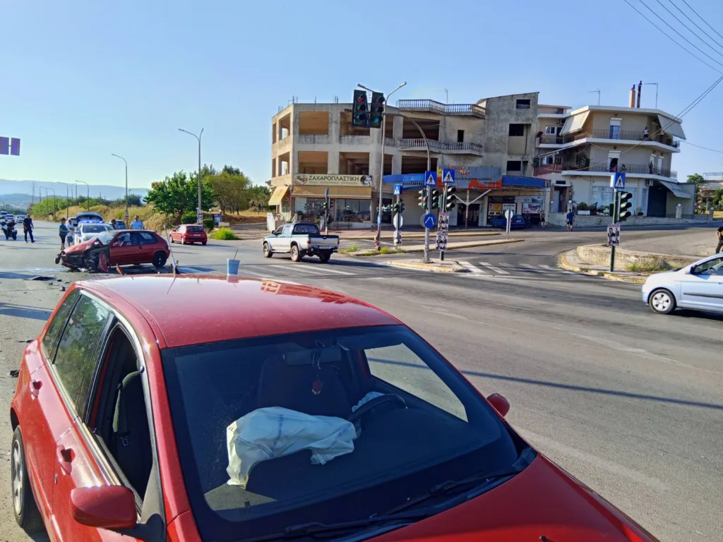 Αγρίνιο: Σφοδρή σύγκρουση Ι.Χ. στην Αντιρρίου-Ιωαννίνων στον κόμβο Μεγάλης Χώρας ΦΩΤΟ -ΒΙΝΤΕΟ