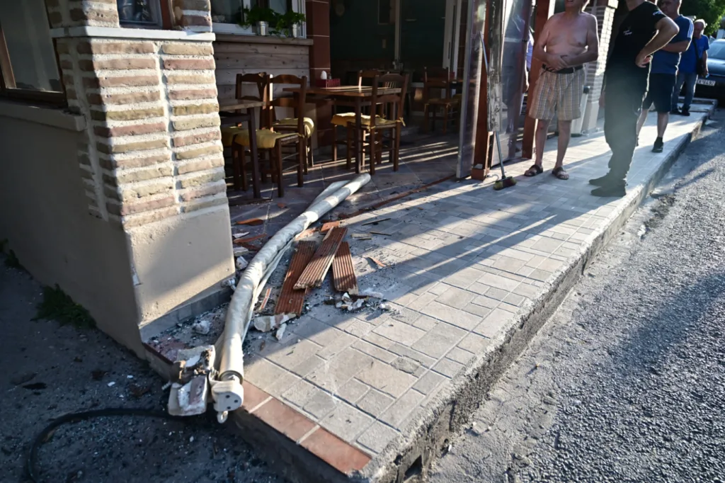 Μενίδι: Λεωφορείο...μπήκε σε ψητοπωλείο! ΦΩΤΟ