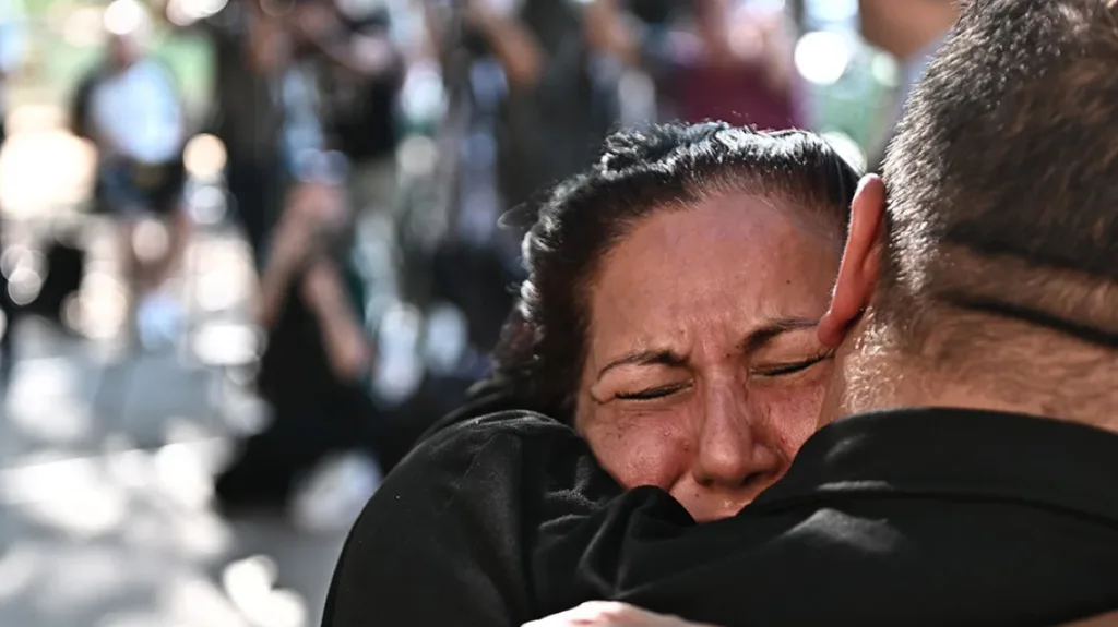«Θα πάω στο μνήμα της να της πάρω γλυκά, να της πω τα νέα. Είμαι σίγουρη 100% ότι σήμερα θα έρθει στον ύπνο μου και θα τα πούμε» συγκλονίζει η μητέρα της Κυριακής Γρίβα ΦΩΤΟ, ΒΙΝΤΕΟ