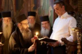 Στην Ιερά Μονή Σίμωνος Πέτρας ο Μητσοτάκης με τον γιο του: Τρισάγιο για τους γονείς του στο Άγιο Όρος