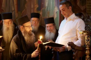 Στην Ιερά Μονή Σίμωνος Πέτρας ο Μητσοτάκης με τον γιο του: Τρισάγιο για τους γονείς του στο Άγιο Όρος