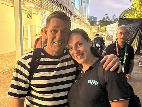 Ο Μιχάλης Κουρέτας στην Σιγκαπούρη και στο πλευρό της κόρης του Ο Μιχάλης Κουρέτας στην Σιγκαπούρη και στο πλευρό της κόρης του
