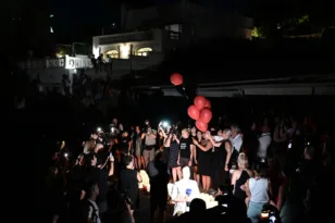 Κόκκινα μπαλόνια και φαναράκια στο μνημόσυνο για τους 104 νεκρούς στο Μάτι ΒΙΝΤΕΟ