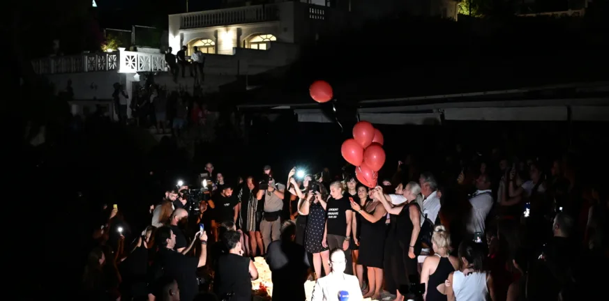 Κόκκινα μπαλόνια και φαναράκια στο μνημόσυνο για τους 104 νεκρούς στο Μάτι ΒΙΝΤΕΟ