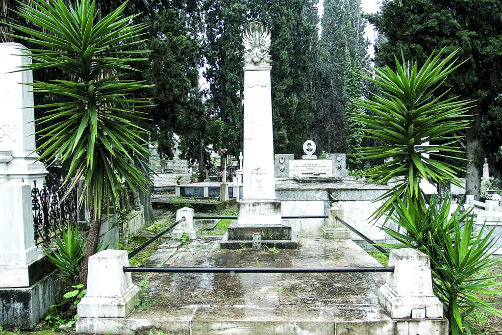 Το Α' Κοιμητήριο διαθέτει σπουδαία ταφικά μνημεία που χρήζουν συντήρησης