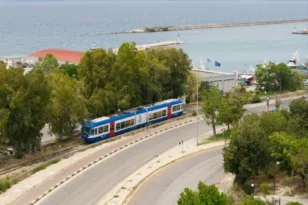 Ωρα Πατρών: «Το παραμύθι με το τρένο το ξέρετε;»