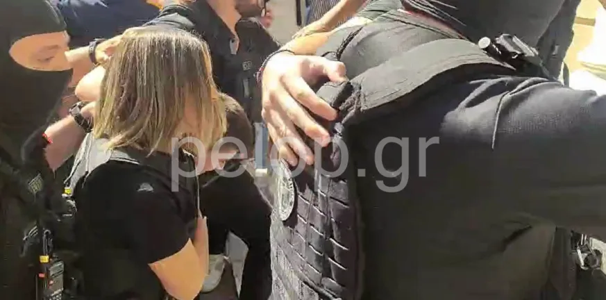 Στην Ανακρίτρια Πατρών η Ειρήνη Μουρτζούκου – Έφτασε στα δικαστήρια, ήταν συγκεντρωμένος κόσμος ΒΙΝΤΕΟ Στην Ανακρίτρια Πατρών η Ειρήνη Μουρτζούκου – Έφτασε στα δικαστήρια, ήταν συγκεντρωμένος κόσμος ΒΙΝΤΕΟ