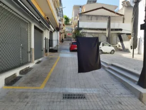 Πάτρα: Μαύρα πανιά από τους καταστηματάρχες στην Ηφαίστου ΦΩΤΟ
