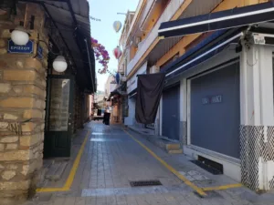 Πάτρα: Μαύρα πανιά από τους καταστηματάρχες στην Ηφαίστου ΦΩΤΟ