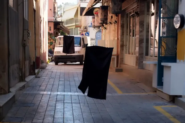 Πάτρα: Μαύρα πανιά από τους καταστηματάρχες στην Ηφαίστου ΦΩΤΟ