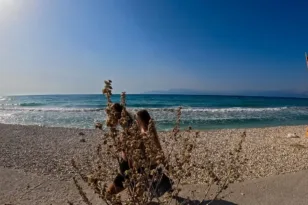 Σοκάρει το βίντεο από το Παλαιό Φάληρο: Το 3χρονο κορίτσι με γυναίκα πριν τον τραγικό του θάνατο