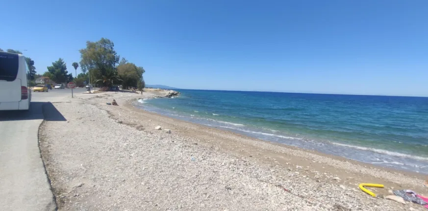 Αδεια η παραλία της Αγυιάς: Οι μετρήσεις τρόμαξαν τους Πατρινούς που σήκωσαν πετσέτες