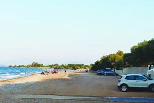 Λακκόπετρα: Πάρκαραν τα ΙΧ στην… παραλία ΦΩΤΟ