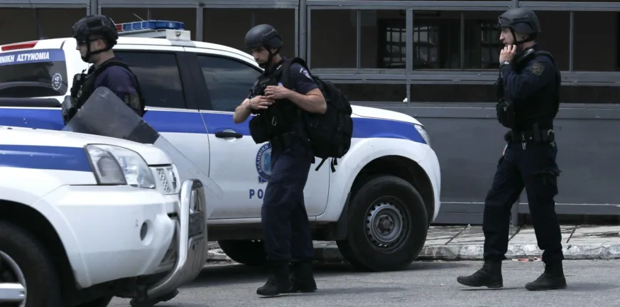 Εξάρθρωση καρτέλ κοκαΐνης στον Πειραιά: Καταδρομική επιχείρηση μετά από εξάμηνη έρευνα Εξάρθρωση καρτέλ κοκαΐνης στον Πειραιά: Καταδρομική επιχείρηση μετά από εξάμηνη έρευνα
