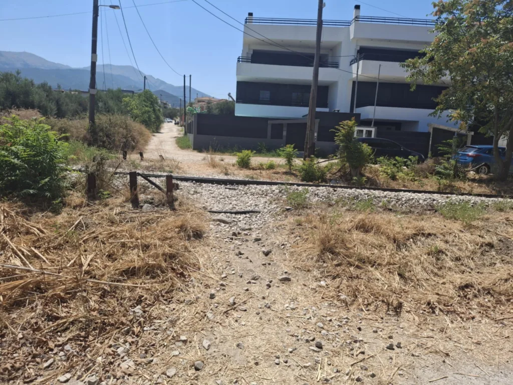 Πάτρα: Μονοπάτια που οδηγούν στο μοιραίο - Αυτοψία της «Π» σε αυθαίρετα περάσματα στο σιδηροδρομικό δίκτυο Πάτρα: Μονοπάτια που οδηγούν στο μοιραίο - Αυτοψία της «Π» σε αυθαίρετα περάσματα στο σιδηροδρομικό δίκτυο