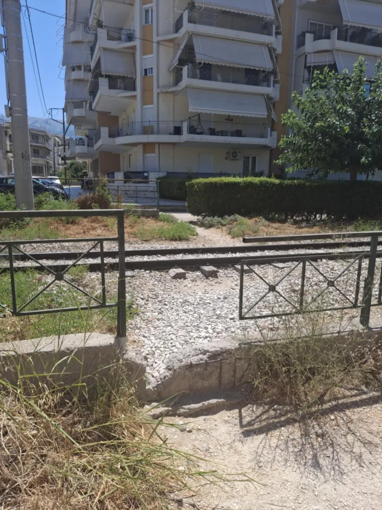 Πάτρα: Μονοπάτια που οδηγούν στο μοιραίο - Αυτοψία της «Π» σε αυθαίρετα περάσματα στο σιδηροδρομικό δίκτυο Πάτρα: Μονοπάτια που οδηγούν στο μοιραίο - Αυτοψία της «Π» σε αυθαίρετα περάσματα στο σιδηροδρομικό δίκτυο