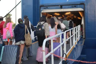 Μηχανική βλάβη ταλαιπώρησε 950 επιβάτες στον Πειραιά
