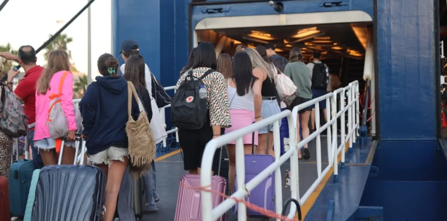 Μηχανική βλάβη ταλαιπώρησε 950 επιβάτες στον Πειραιά Μηχανική βλάβη ταλαιπώρησε 950 επιβάτες στον Πειραιά