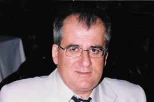 Ζαριές, πούλια και αφηγήσεις: Ο Γιώργος Πλούμης μιλάει στην «Π» για το νέο του βιβλίο «Μαθαίνοντας από τον παππού τάβλι και ιστορία»
