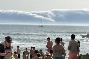 Cloud Tsunami στην Πορτογαλία: Το ουράνιο «κύμα» που άφησε τους λουόμενους άφωνους