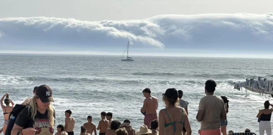 Cloud Tsunami στην Πορτογαλία: Το ουράνιο «κύμα» που άφησε τους λουόμενους άφωνους Cloud Tsunami στην Πορτογαλία: Το ουράνιο «κύμα» που άφησε τους λουόμενους άφωνους