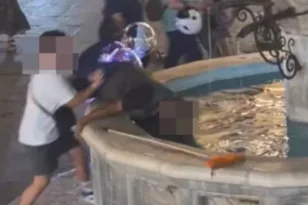 Νεαρός πετά άστεγο σε σιντριβάνι στη Ρόδο ΒΙΝΤΕΟ