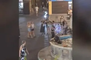 Σοκ στη Ρόδο: Έσπρωξε άστεγο σε σιντριβάνι για «αστείο» – Καμία αντίδραση από το πλήθος ΒΙΝΤΕΟ