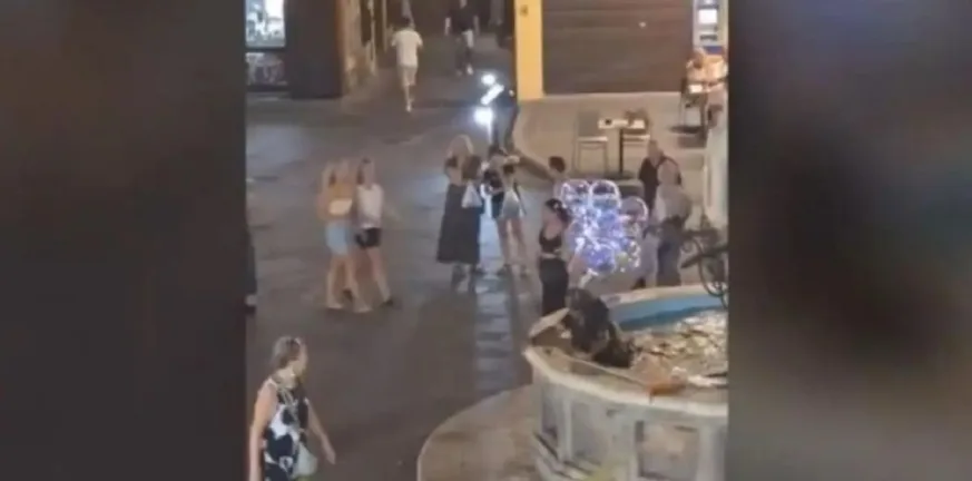 Σοκ στη Ρόδο: Έσπρωξε άστεγο σε σιντριβάνι για «αστείο» – Καμία αντίδραση από το πλήθος ΒΙΝΤΕΟ Σοκ στη Ρόδο: Έσπρωξε άστεγο σε σιντριβάνι για «αστείο» – Καμία αντίδραση από το πλήθος ΒΙΝΤΕΟ
