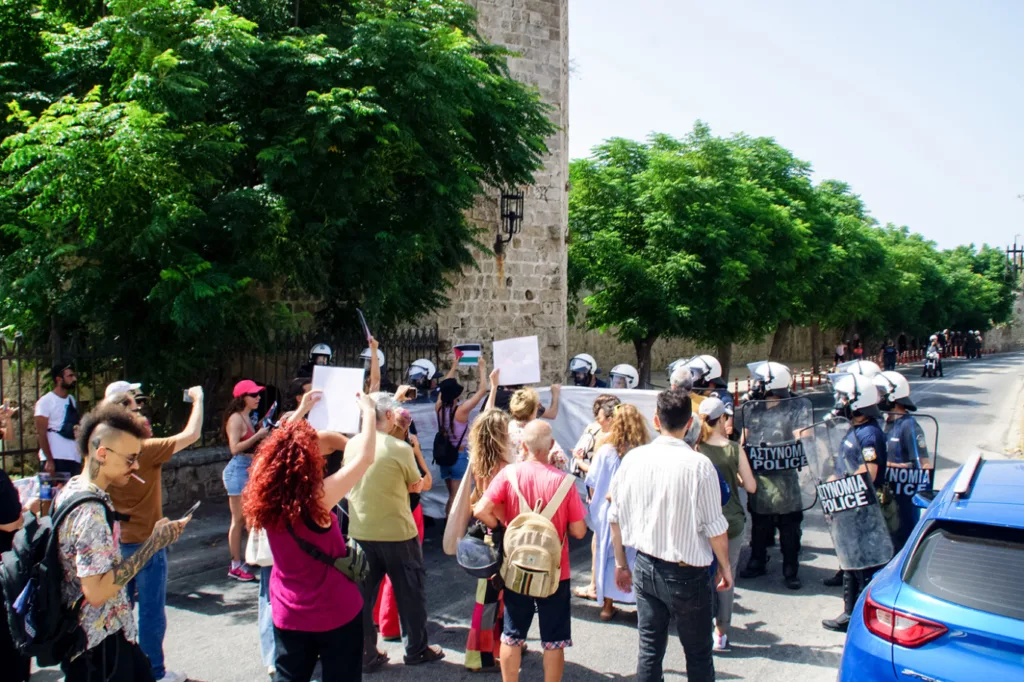 Η Ρόδος υποδέχτηκε Ισραηλινούς τουρίστες με κεράσματα, αλλά και διαδηλώσεις διαμαρτυρίας! ΦΩΤΟ, ΒΙΝΤΕΟ