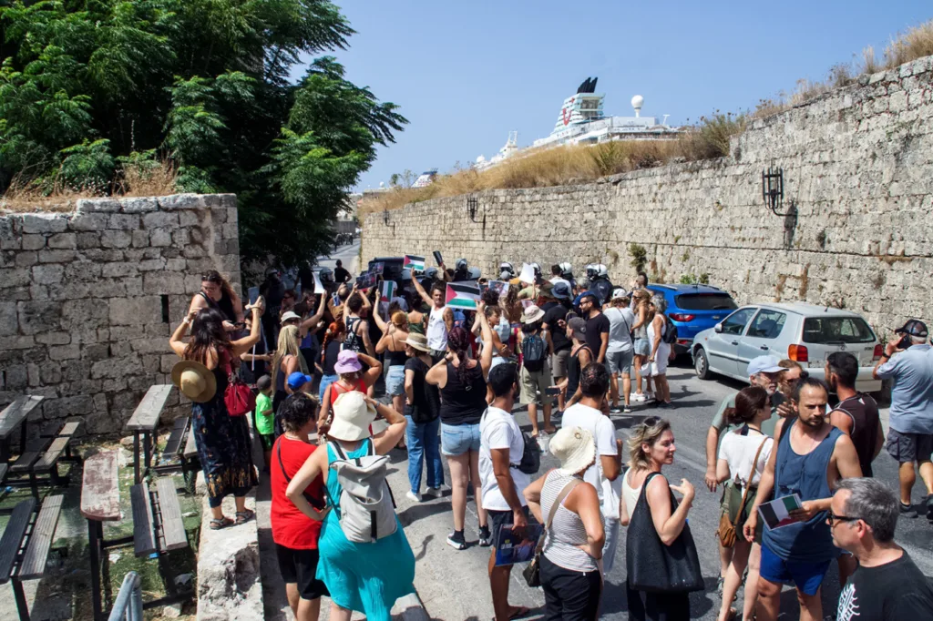 Η Ρόδος υποδέχτηκε Ισραηλινούς τουρίστες με κεράσματα, αλλά και διαδηλώσεις διαμαρτυρίας! ΦΩΤΟ, ΒΙΝΤΕΟ