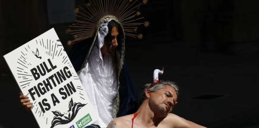Ισπανία: Ημίγυμνοι ακτιβιστές διαμαρτυρήθηκαν κατά των ταυρομαχιών ΦΩΤΟ Ισπανία: Ημίγυμνοι ακτιβιστές διαμαρτυρήθηκαν κατά των ταυρομαχιών ΦΩΤΟ