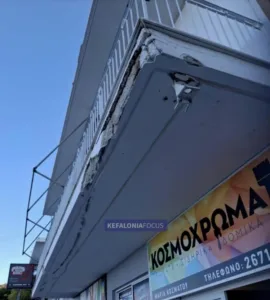 Κεφαλονιά: Τουριστικό πούλμαν έπεσε πάνω σε...μπαλκόνι! ΦΩΤΟΓΡΑΦΙΕΣ