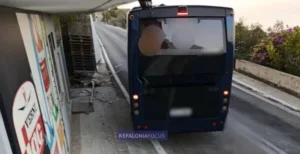 Κεφαλονιά: Τουριστικό πούλμαν έπεσε πάνω σε...μπαλκόνι! ΦΩΤΟΓΡΑΦΙΕΣ